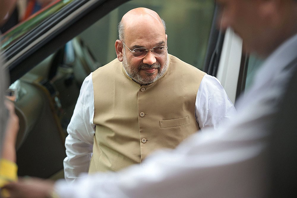 | PTI : Home Minister Amit Shah Visits AIIMS, Meets 5 Security Men Injured In Encounter With Naxals 