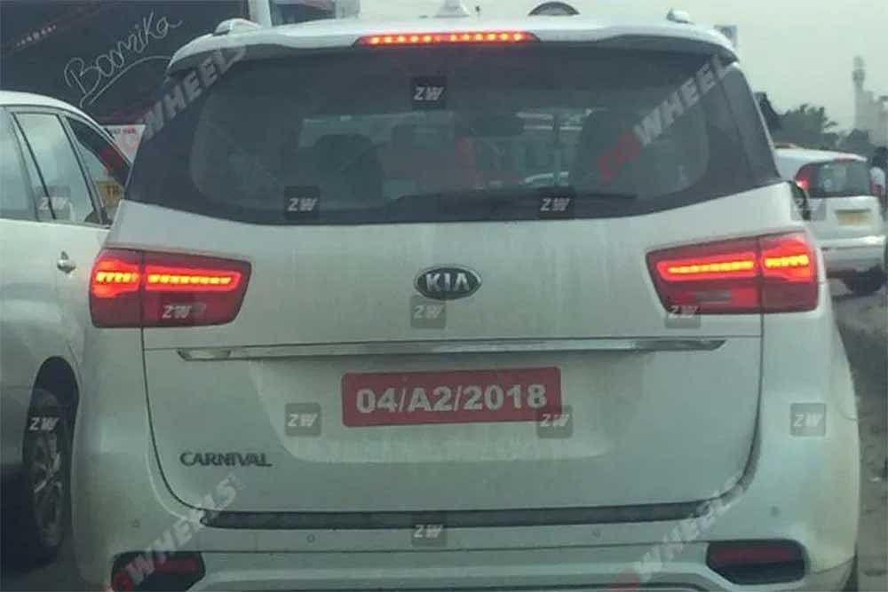 Kia Carnival MPV Spied; To Be More Luxurious Than Innova Crysta