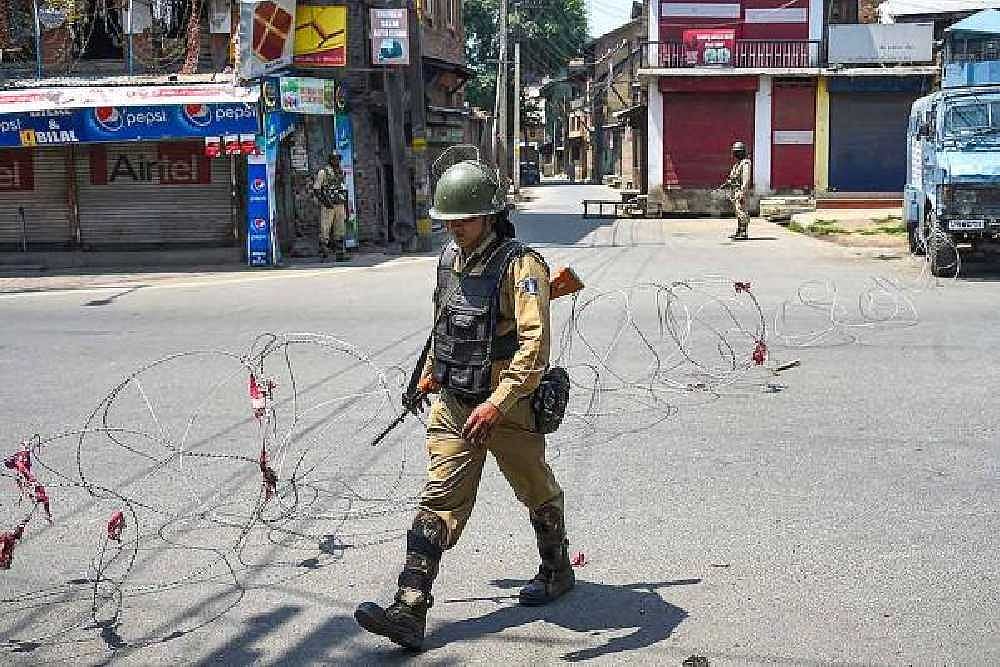 Amid Curfew And Communication Blackout, Over 100 Political Leaders, Activists Arrested In Kashmir