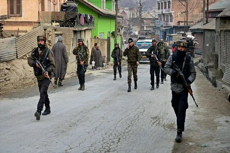 Suspected Militants Snatch Rifle From PDP's Security Guard In Kishtawar, Curfew Imposed - null