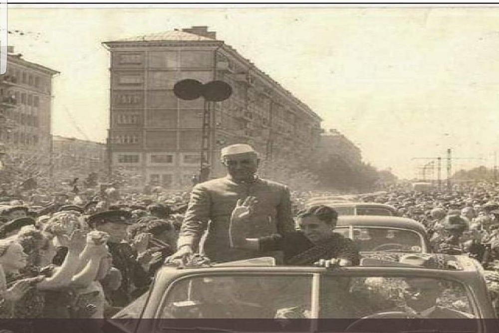 Tharoor Takes Dig At 'Howdy Modi' With Nehru's 'US Photo'. Twitter Gives A Fact Check