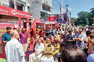Muthoot Finance In Jumbo Mess As Warring Workers Seek Their Dues