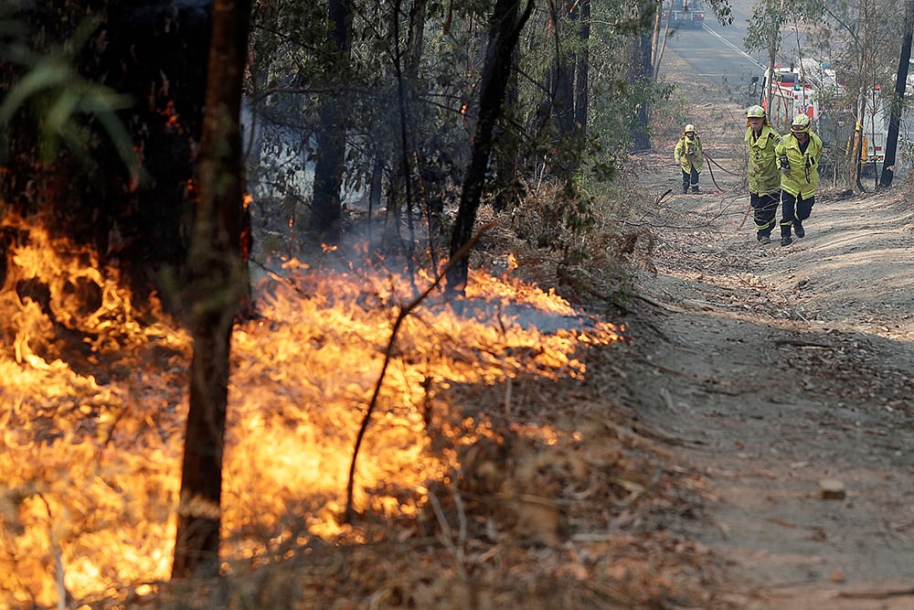 Australian Navy Evacuates Tourists, Residents From Fire-Ravaged Southeastern Town
