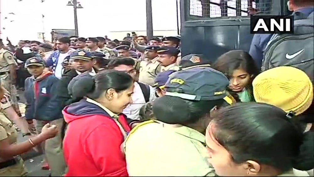 JNU Violence: Police Evict Protesters From Gateway Of India, Move To Azad Maidan