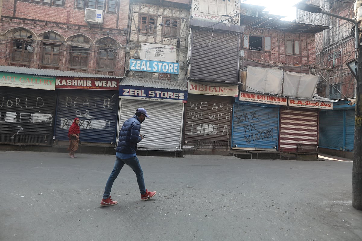 Hurriyat Conference Slams New Land Law, Kashmir Observes Strike - null