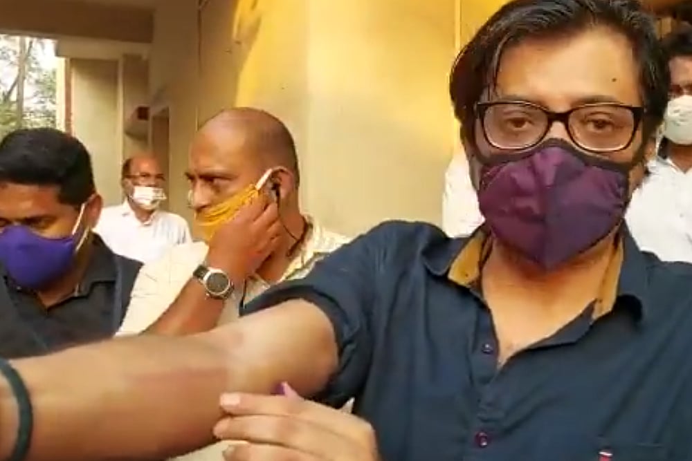 Republic TV Anchor Arnab Goswami Shows Injury Marks, Alleges Assault By Policemen