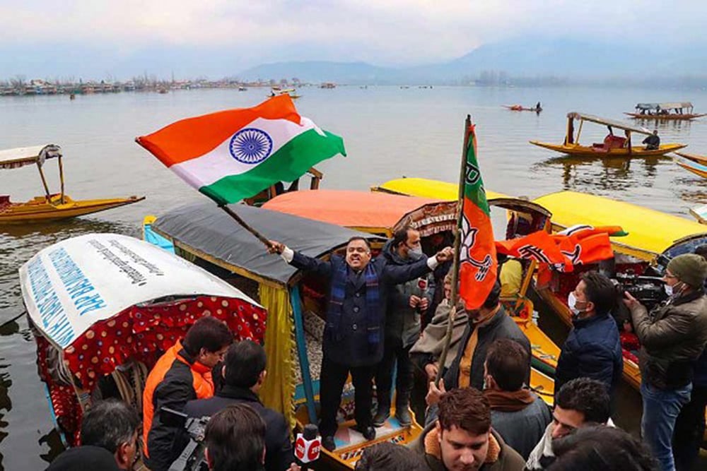 Online Jeers After Boat Carrying BJP Workers Capsizes In Dal Lake