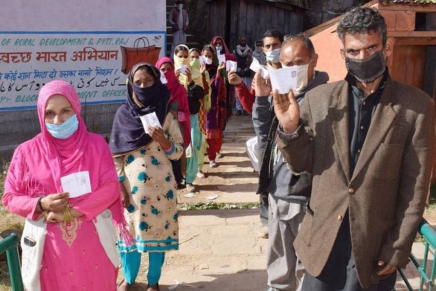 Early Trends Show Big Lead For Gupkar Alliance In J-K DDC Polls