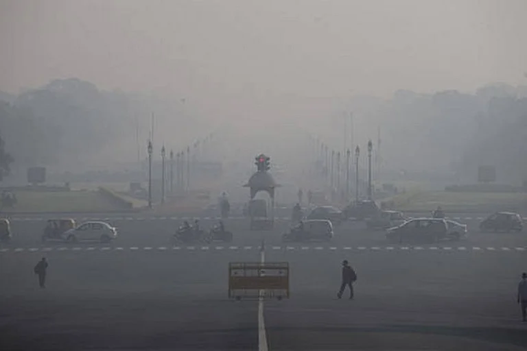 Dense Fog Engulfs Delhi as AQI Nears ‘Severe’ - null
