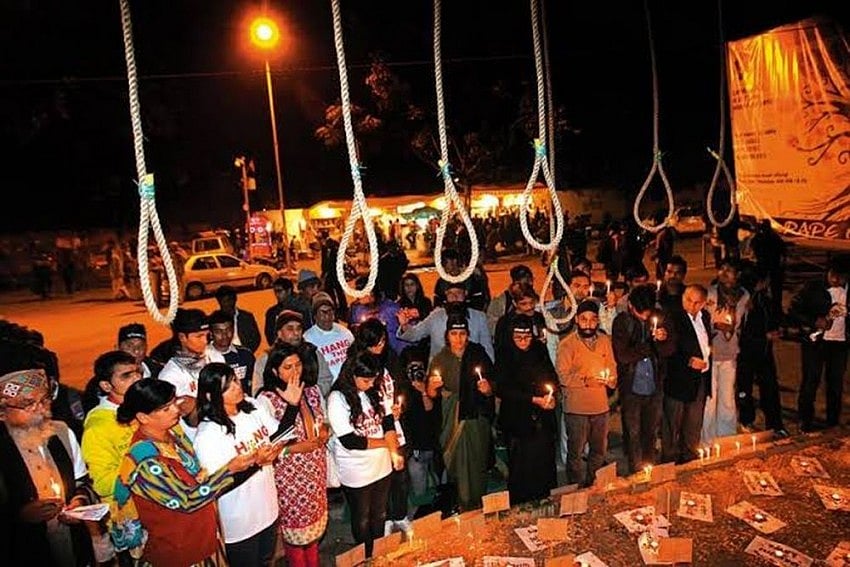 Nirbhaya Case: Can Lower Court Issue Death Warrant Before SC Decides On 'Separate Hanging'?