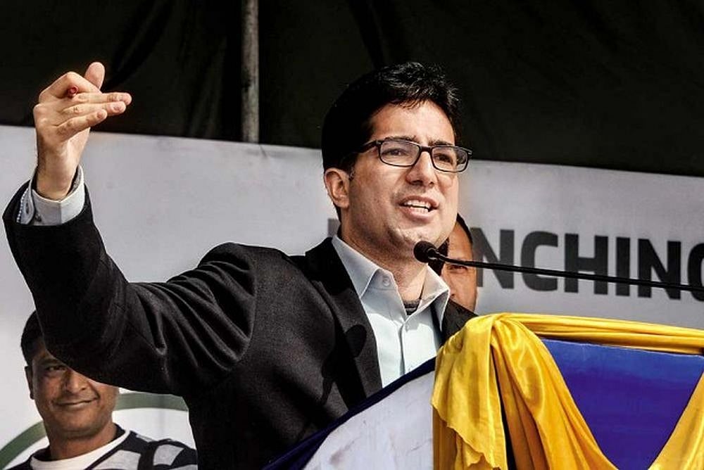 Kashmir: Former IAS Officer Shah Faesal Booked Under Public Safety Act - null