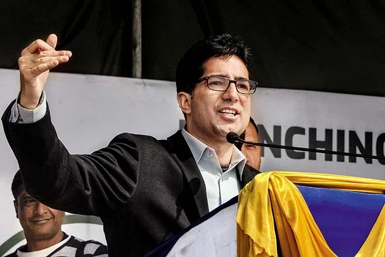 Kashmir: Former IAS Officer Shah Faesal Booked Under Public Safety Act - null