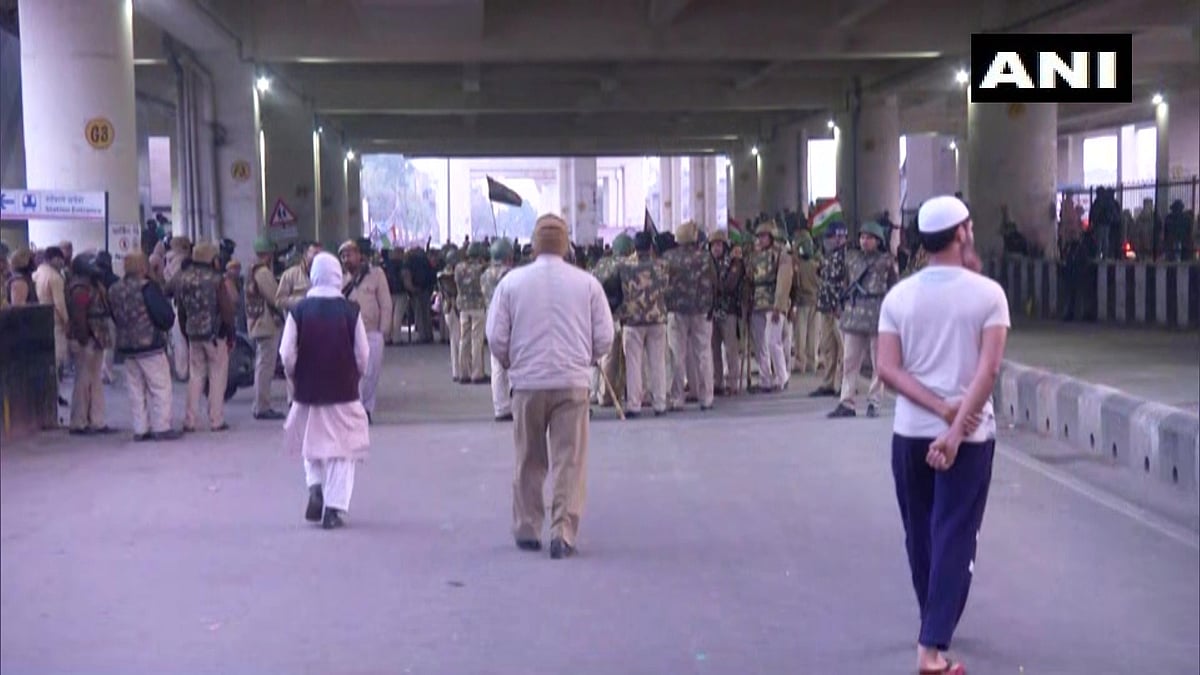 Anti-CAA Protesters, Mostly Women, Block Major Road In Jaffrabad; Metro Gates Shut