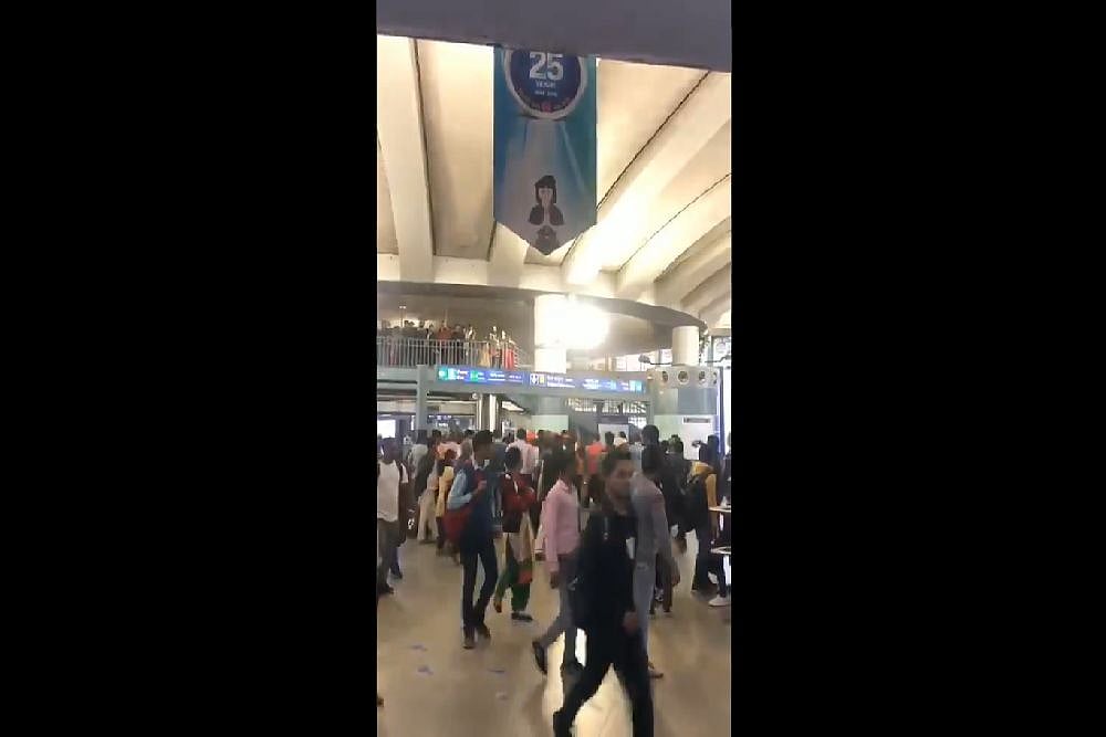 Group In Saffron Clothes Chants '<em>Goli Maaro...</em>' Slogan At Rajiv Chowk Metro Station