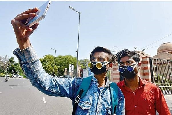 Those In Home Quarantine In Karnataka Directed To Send Selfies Every Hour To Govt