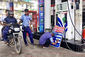 A First In History: Negative Oil Price, Yes. But Will You Get Money While Buying Petrol?