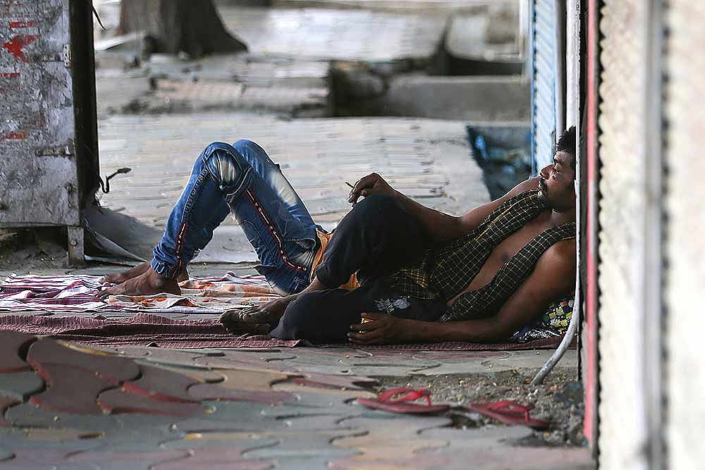 Dried 'Poori' Being Served To Quarantined Sanitation Workers In UP's Azamgarh
