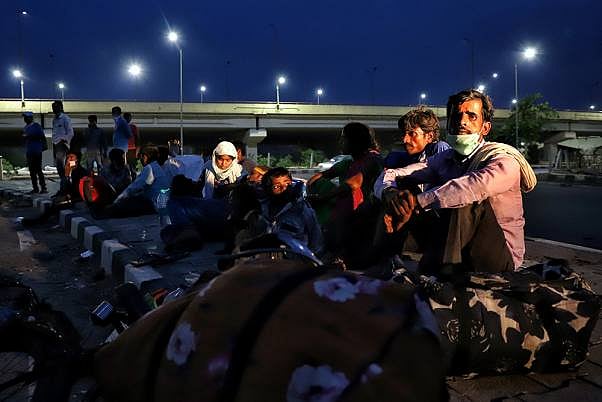 Caravan Of Migrants Sets Out On 1,000 Km Journey To Home; Woman Delivers Baby On Roadside