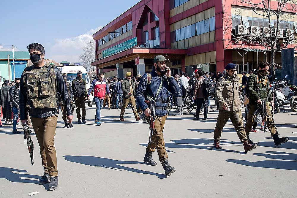 J-K Police Start Summoning People After Open FIR Against Criticising High Court Judgment