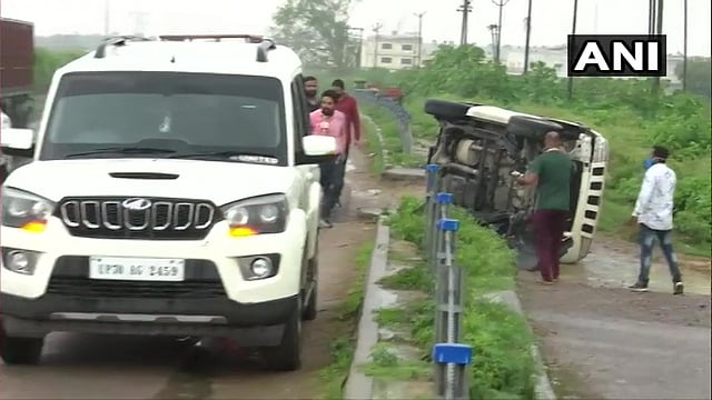 Police Car Taking Gangster Vikas Dubey To Kanpur Overturns