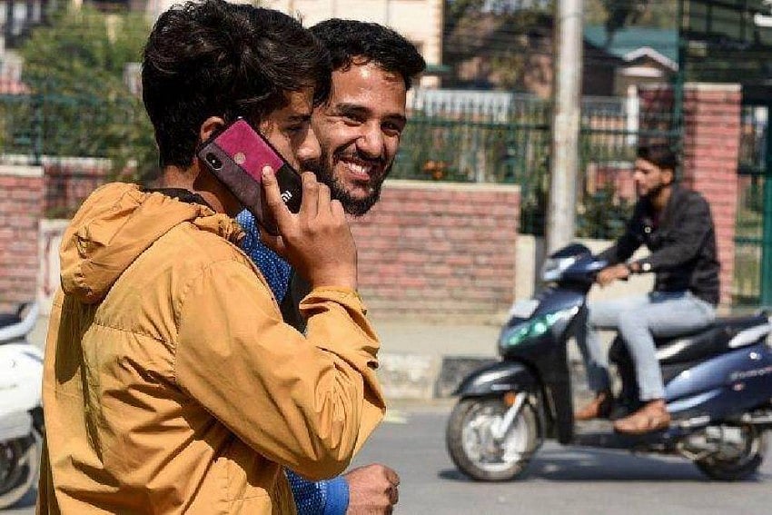 4G Mobile Internet Services Restored In Two Districts In J-K On Trial Basis