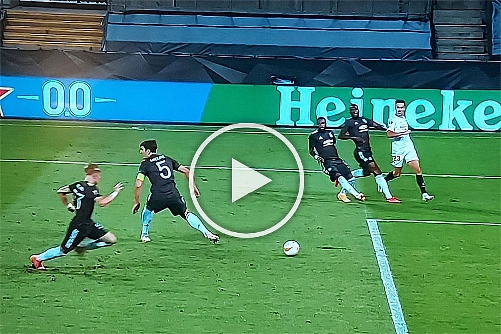 Manchester United Captain Harry Maguire Invents Shocking No Look Defending, Fans Call Him 'Fraud' - WATCH