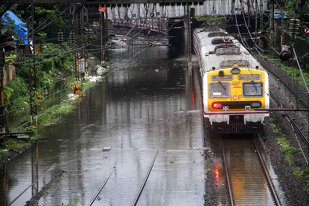 File Photo : The India Meteorological Department (IMD) Mumbai has issued a "nowcast warning" forecasting a thunderstorm accompanied by lightning and moderate to intense spells of rain for Thane, Palghar and Mumbai |