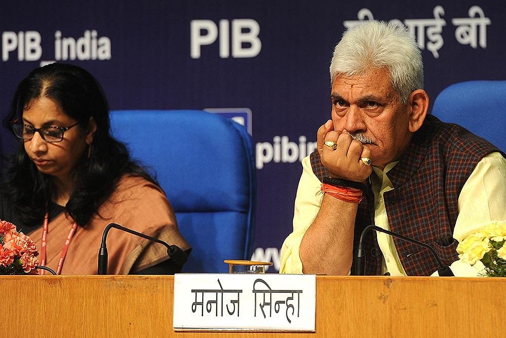 Jammu & Kashmir L-G Visits Nunwan Base Camp, To Oversee Efforts For Resumption Of Amarnath Yatra