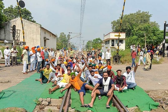 Farm Bills: Farmers Protest Bare Chest, Extend 'Rail Roko' Agitation Till 29 Sep