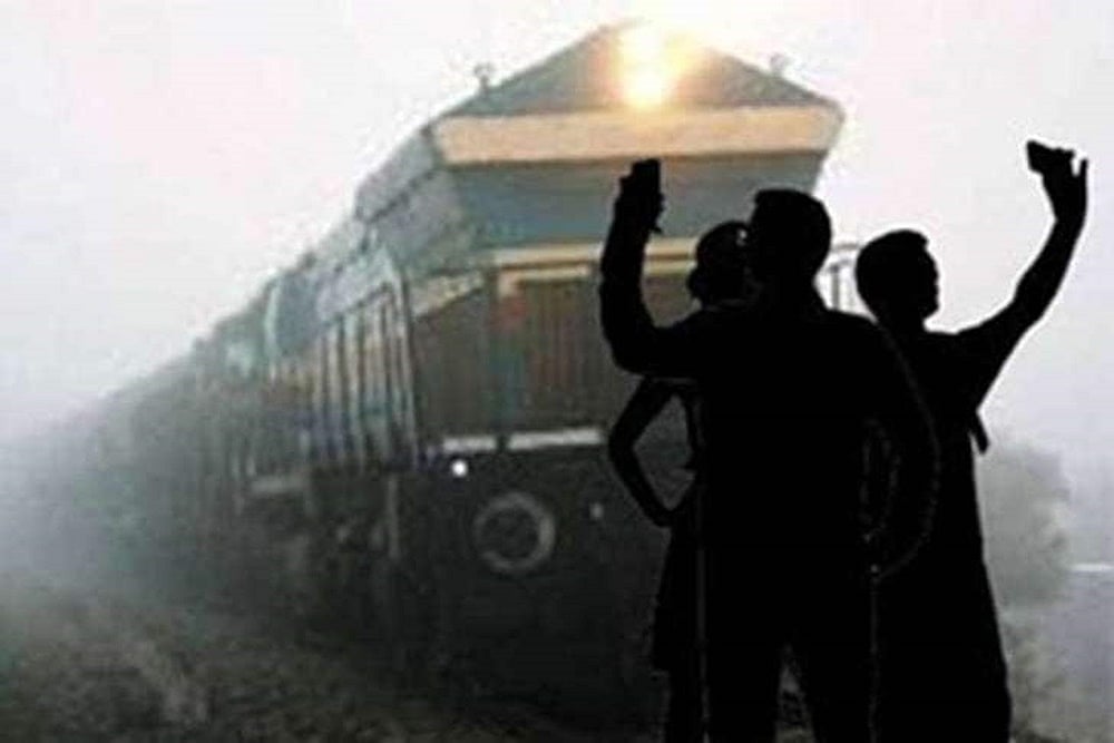 Selfie Fever! 16-Year-Old Boy Burnt To Death While Clicking Pictures Atop Goods Train