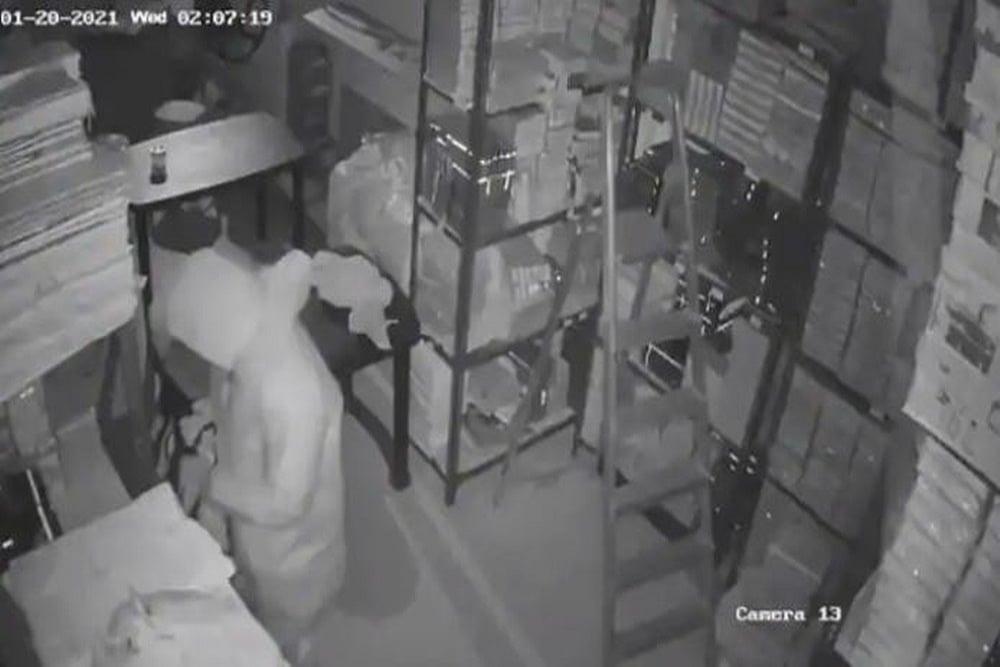 Watch: Man Wearing PPE Kit Steals Jewellery Worth Rs 13 Crore From A Showroom In Delhi