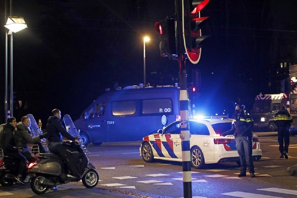 Netherlands: Chaos Reigns Amid Rioting, Looting Against Covid Lockdown; Dutch Police Deployed In Force