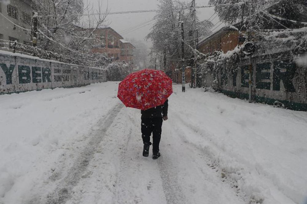 Heavy Snowfall Cuts Off Kashmir Valley From Rest Of Country