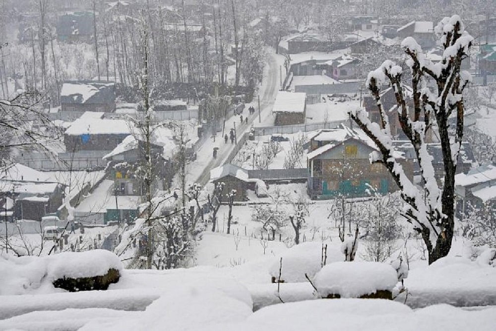 Air, Roadways Remain Blocked On Second Day As Kashmir Sees Heavy Snowfall - File Photo; Representative image