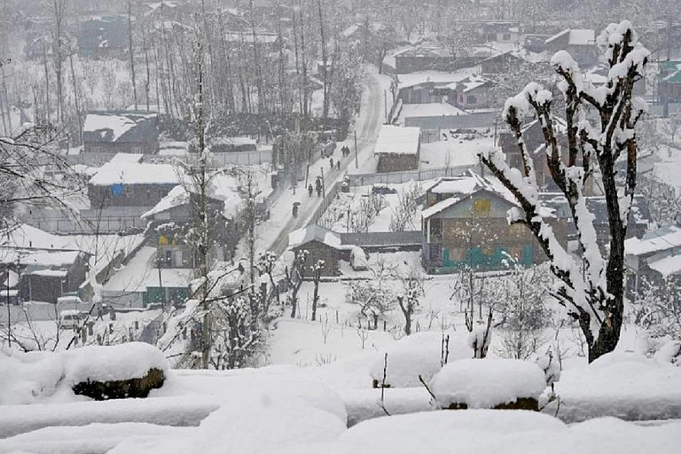 Air, Roadways Remain Blocked On Second Day As Kashmir Sees Heavy Snowfall - File Photo; Representative image