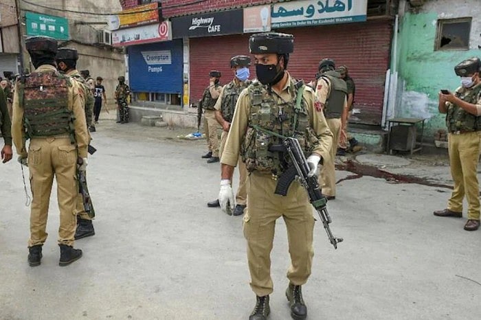 J&K Govt Asks ‘Panicked’ Migrant Staff Not To Leave Valley; Work Or Face Action