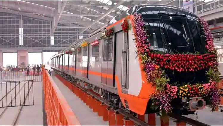 Kanpur Metro: Uttar Pradesh CM Yogi Adityanath Flags Off Trial Run