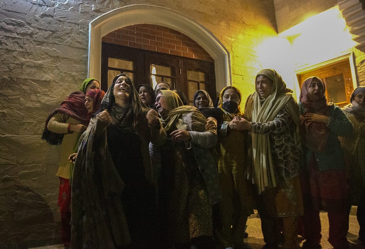 J&K: Police Returns Bodies Of Businessmen Killed In Hyderpora Encounter, Hundreds  Attend Funeral