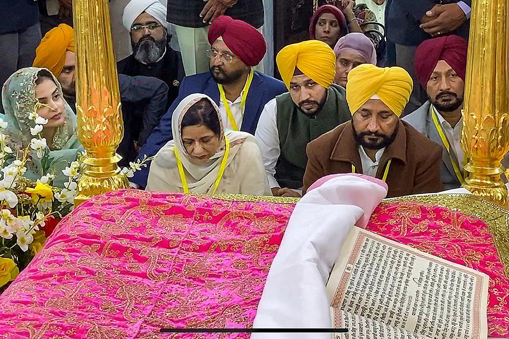 Gurdwara Darbar Sahib In Pakistan Receives A Footfall Of Over 240 Indian Sikh Devotees To Mark The Auspicious Occasion Of Guru Nanak's 552nd Birth Anniversary
