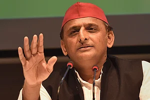 Akhilesh Congratulates Rahul For His 'Strong Determination', Calls Him 'Rare Person'