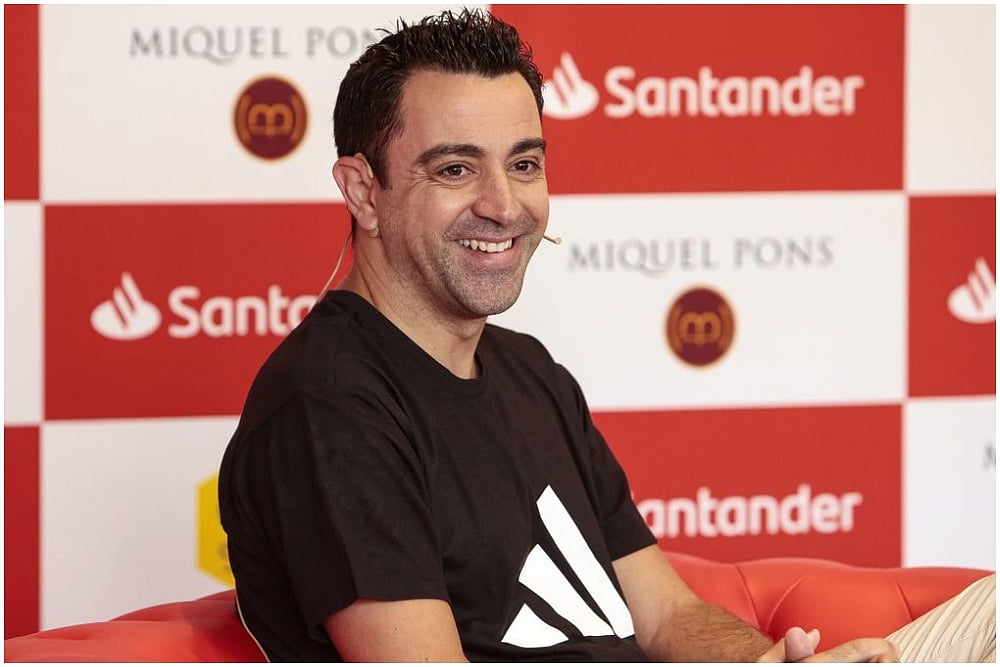 Xavi Makes Emotional Return To Camp Nou As New Barcelona Head Coach