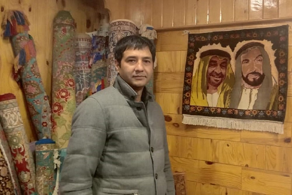 In Kashmir,  Artist Turned Carpet-Maker, Shahnawaz Ahmad Sofi Is Reviving The Lost Art Of Pashmina Weaves