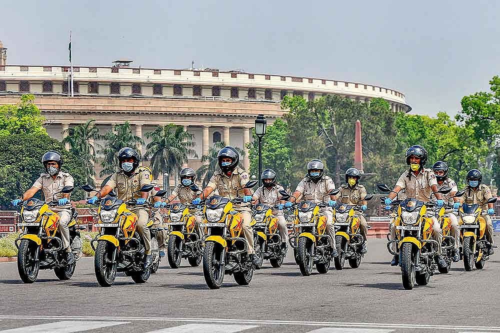 Girl Goes Missing During B'day Shopping Trip; Delhi Police Rescue, Reunite Her With Family