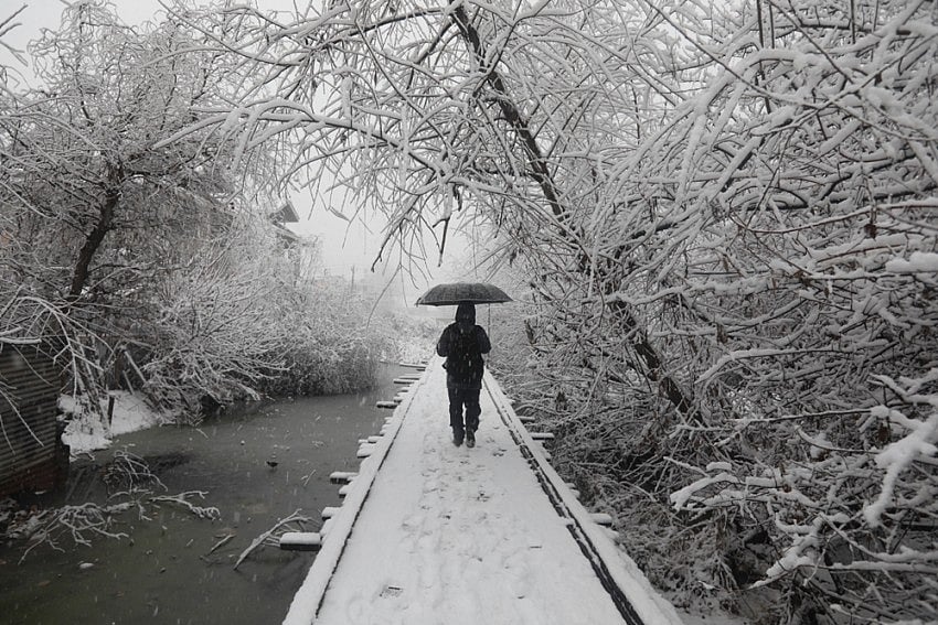 Kashmir: Cold Wave Tightens Its Grip As Water Supply Lines Freeze