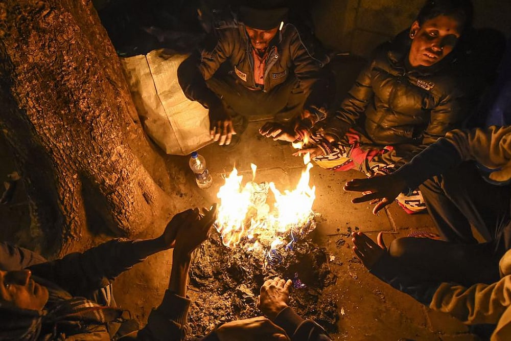 Delhi: AQI Improves To ‘Poor’ Category; Shallow Fog Engulfs National Capital