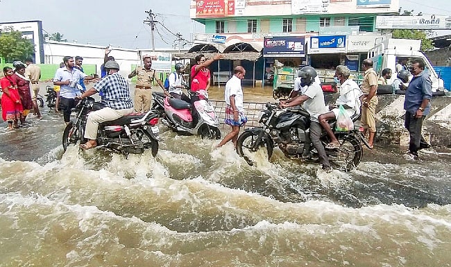 Heavy showers pound Chennai, 3 dead in rain related incidents
