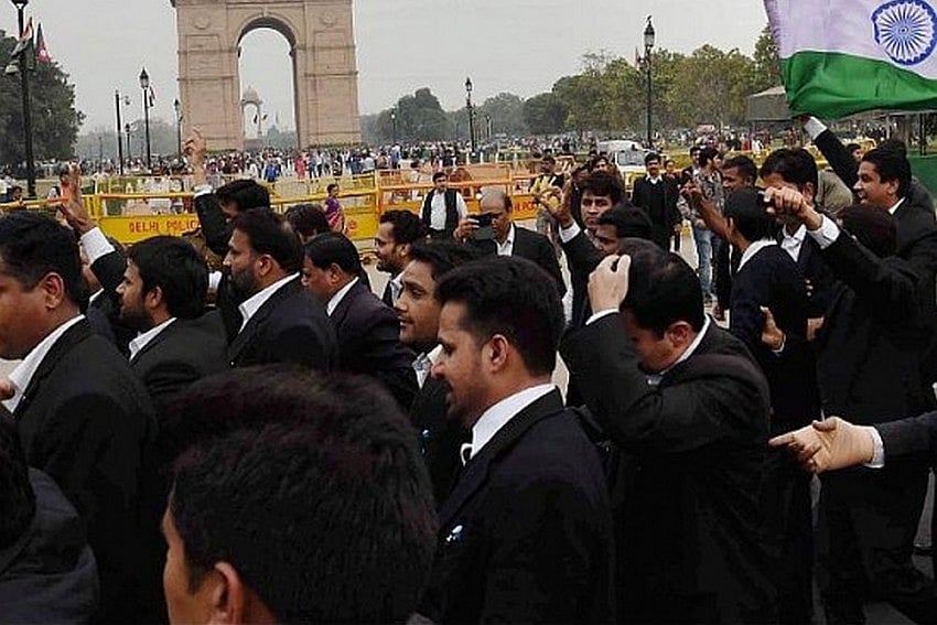 AAP Govt Not Clearing Professional Bills Of Hired Lawyers Despite Repeated Instructions: Delhi HC