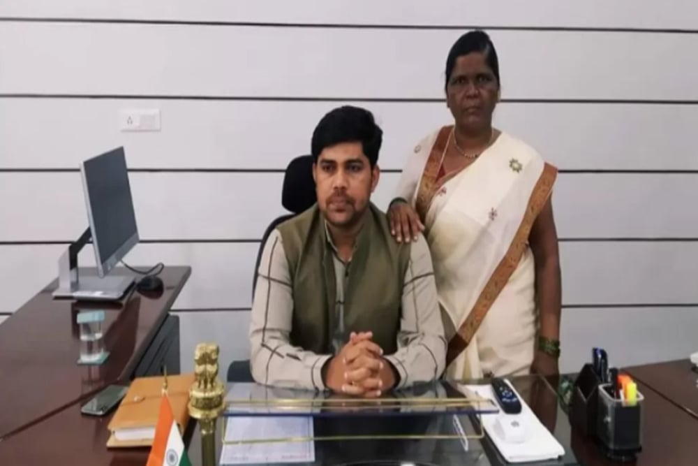 Meet Ramesh Gholap, A Specially-Abled Bangle Seller Who Became IAS Officer