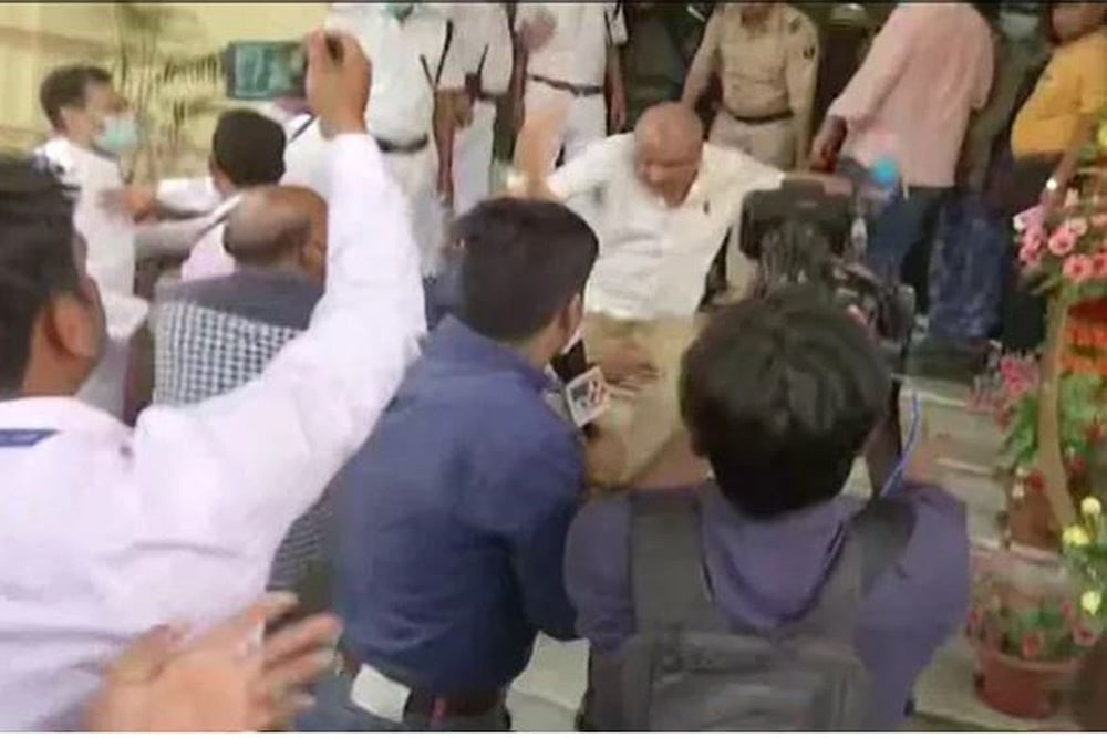 Bihar Police Bill Row: Tejashwi Yadav, Tej Pratap Taken Into Custody; Women MLAs Forcibly Evicted