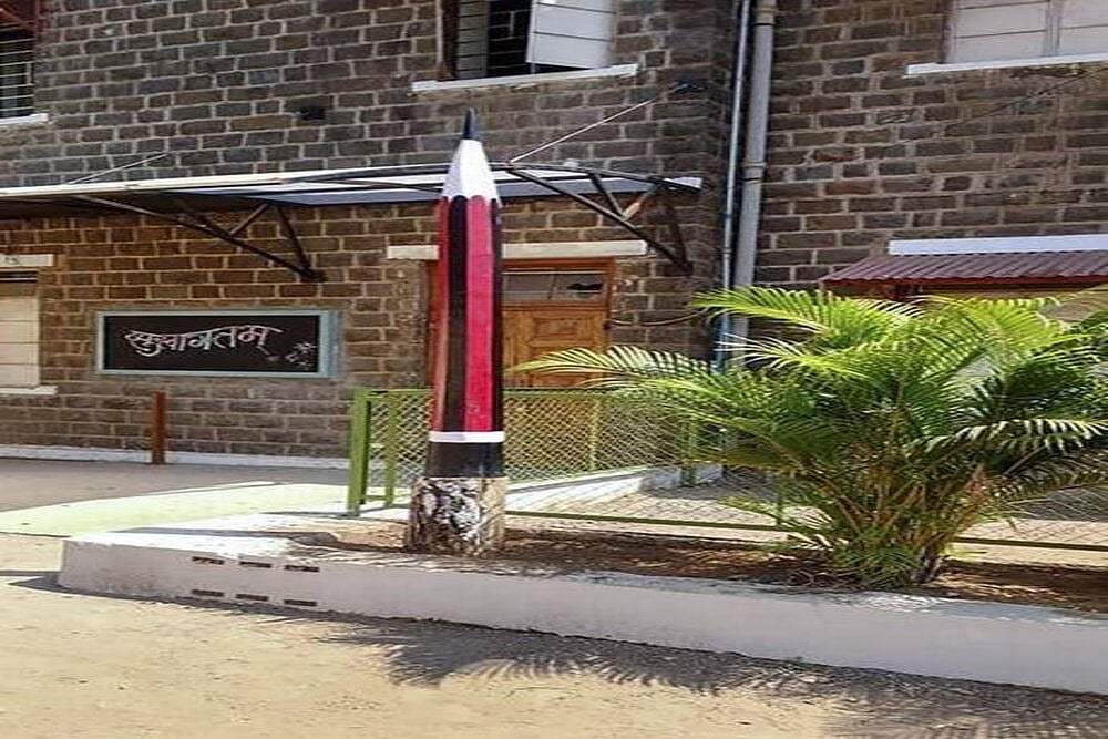 This School In Maharashtra Gave A Makeover To A Dead Tree, Now It's A 6-Feet Pencil!